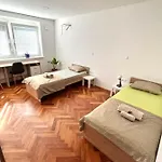 Flat Near The Center With Free Parking דירה