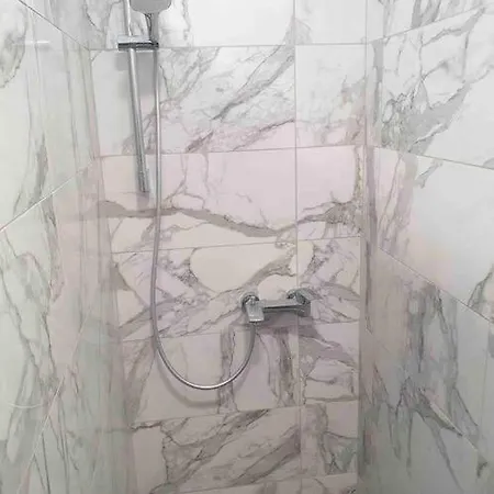 Green Flat Near The City Center With Free Parking Apartman