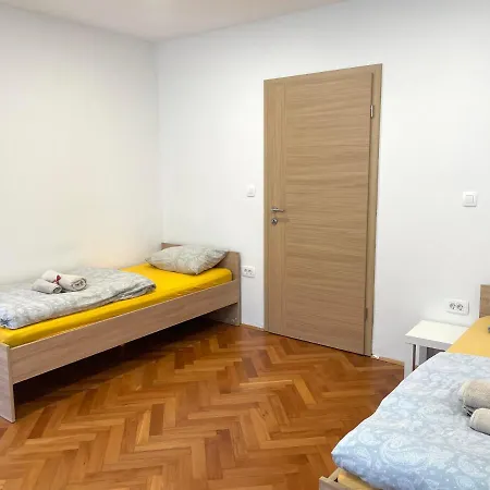 Green Flat Near The City Center With Free Parking Apartman